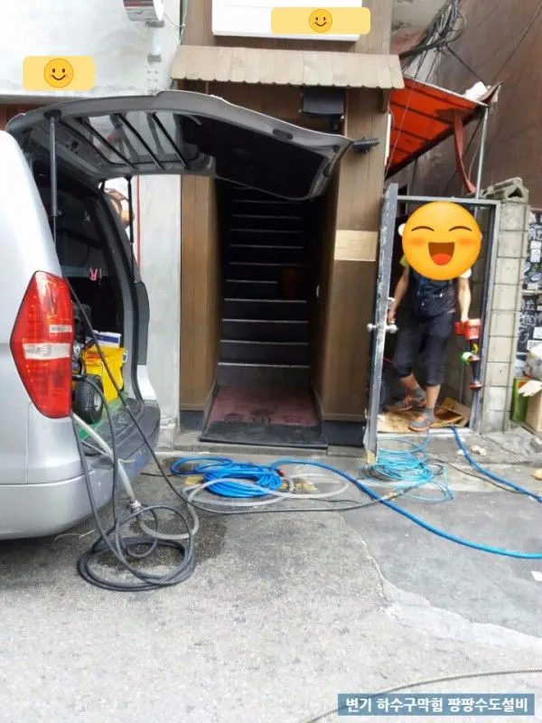 건물 입구까지 고압 호스를 연결한 모습