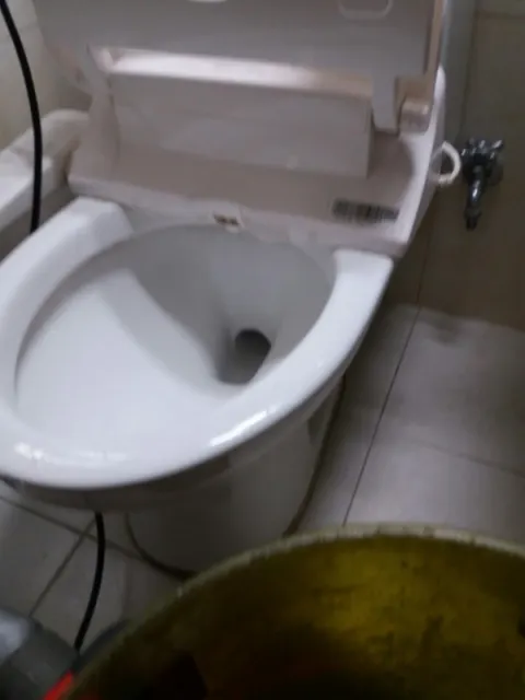 뚜껑을 열어 둔 막힌 비데 변기