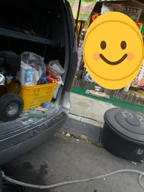 식당 앞에 세운 작업 차량과 바닥의 고압 호스