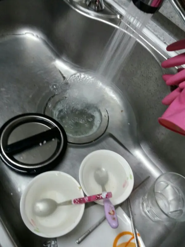 막힘 해결 후 물이 잘 빠지는 싱크대 배수구