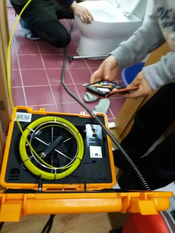 변기 배관에 넣은 장비 케이블과 점검 장비 케이스